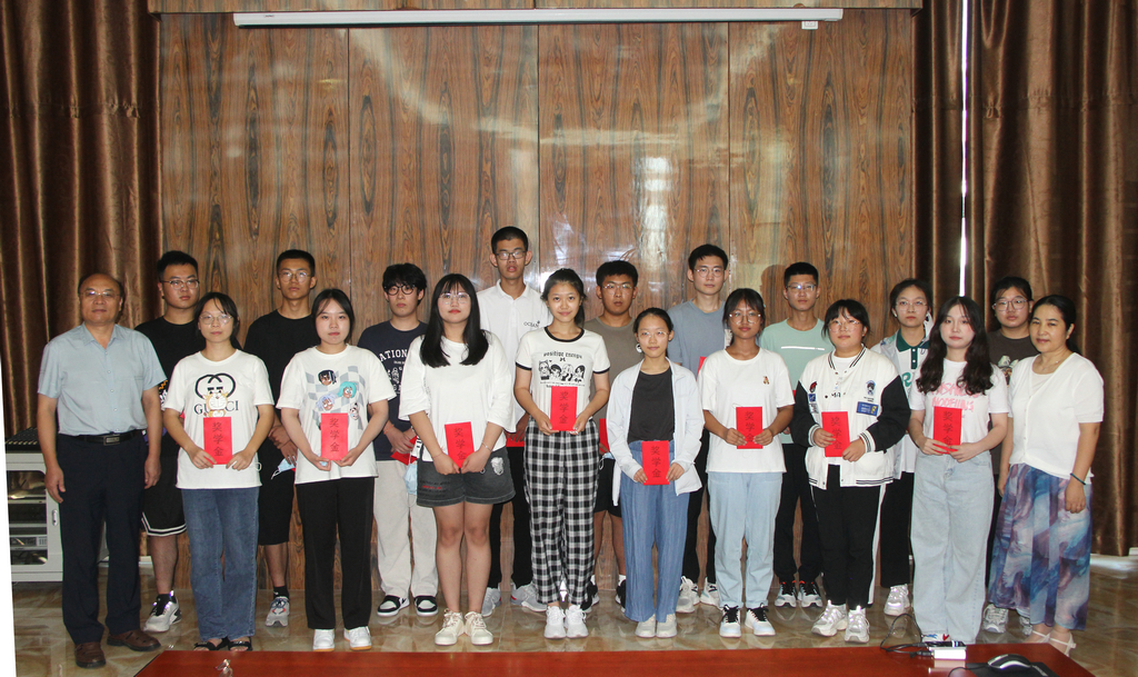 潔晶集團舉行2022年職工子女高考獎學金發放儀式 潔晶集團舉行2022年職工子女高考獎學金發放儀式