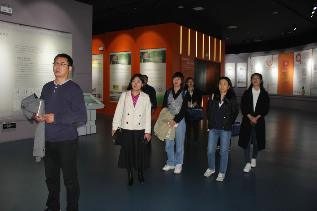 省標準化研究院及市區(qū)有關(guān)領(lǐng)導來潔晶進行專標融合調(diào)研