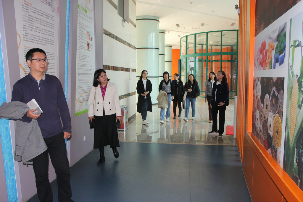 省標準化研究院及市區(qū)有關(guān)領(lǐng)導來潔晶進行專標融合調(diào)研